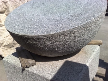 orologio solare orizzontale su semisfera in granito a Parma